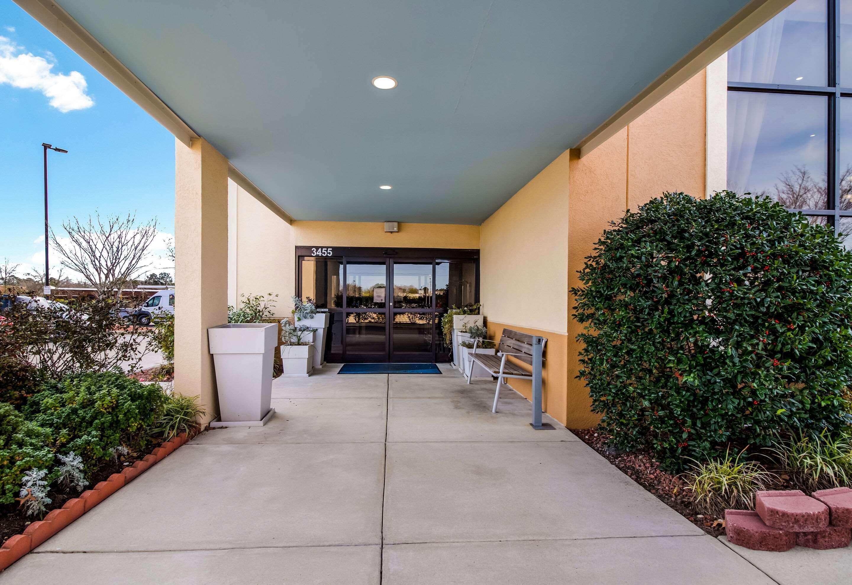 Clarion Pointe New Bern Hotel Екстериор снимка