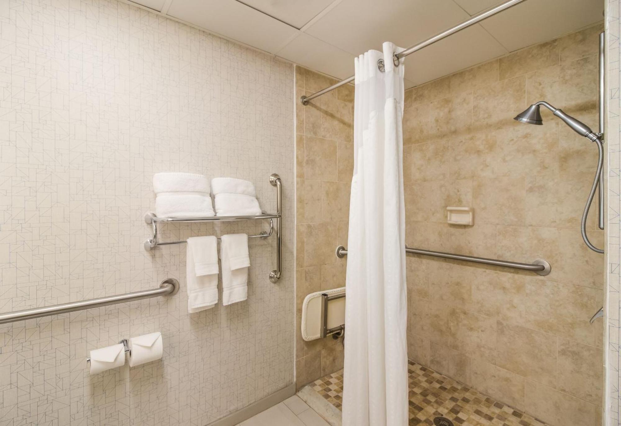 Clarion Pointe New Bern Hotel Екстериор снимка
