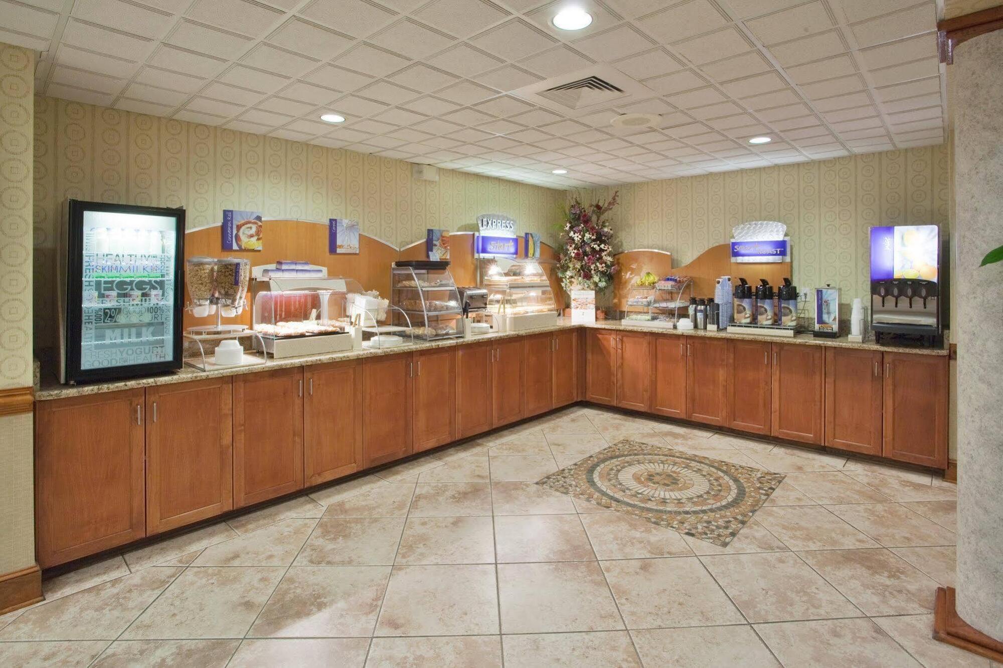 Clarion Pointe New Bern Hotel Екстериор снимка